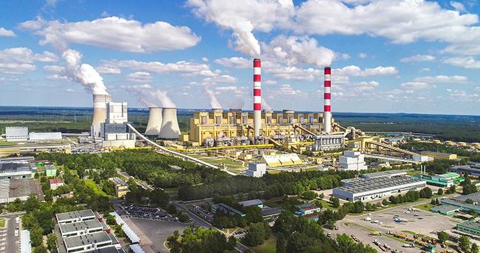 Największa w Polsce elektrownia – Bełchatów. Energia elektryczna pozyskiwana jest tam ze spalania węgla brunatnego. Fot. PGEGiEK, CC BY-SA Największa w Polsce elektrownia