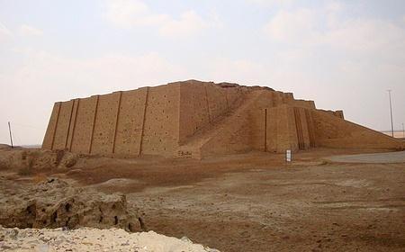 Ziggurat w Ur, częściowo zrekonstruowany. Fot. nathanm, CC BY-NC-SA Ziggurat