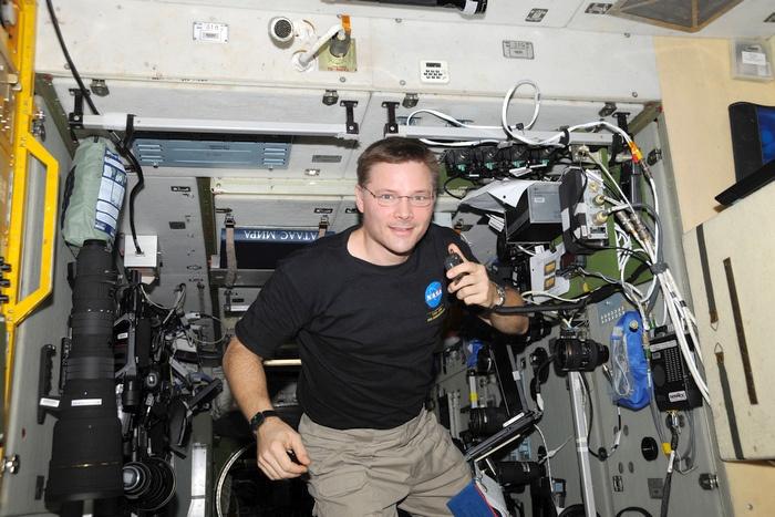 Astronauta Doug Wheelock, KF5BOC obsługuje stację radia amatorskiego na pokładzie stacji satelitarnej ISS, fot. NASA Astronauta
