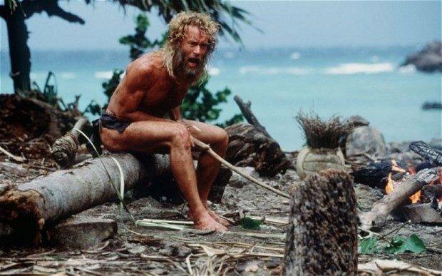 Tom Hanks, rozbitek zdany na siebie, w filmie “Cast Away. Poza światem”