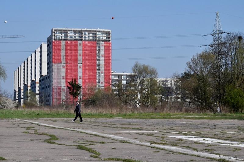 Wschodni fragment zachowanej części pasa startowego dawnego lotniska. dawne lotnisko