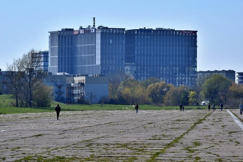Zachodni fragment betonowej drogi startowej dawnego lotniska Rakowice-Czyżyny. budynek