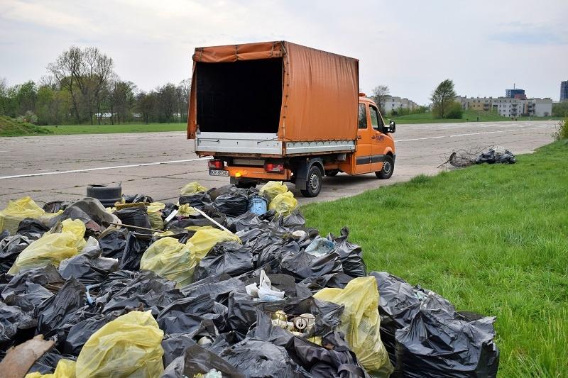 Efekt akcji sprzątania terenu w Czyżynach. Zebraliśmy ponad 150 worków śmieci. dzialka