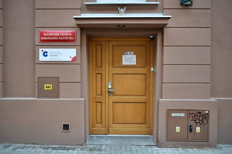 Wejście do kamienicy przy ul. Lubelskiej Zdjęcie wejścia do tymczasowej siedziby Cogiteonu
