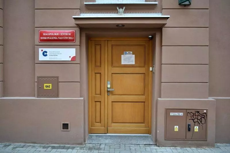 Wejście do kamienicy przy ul. Lubelskiej Zdjęcie wejścia do tymczasowej siedziby Cogiteonu